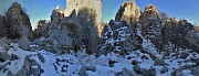 31 Panoramica parziale su torrioni e ghiaioni del 'labirinto' in Cornagera